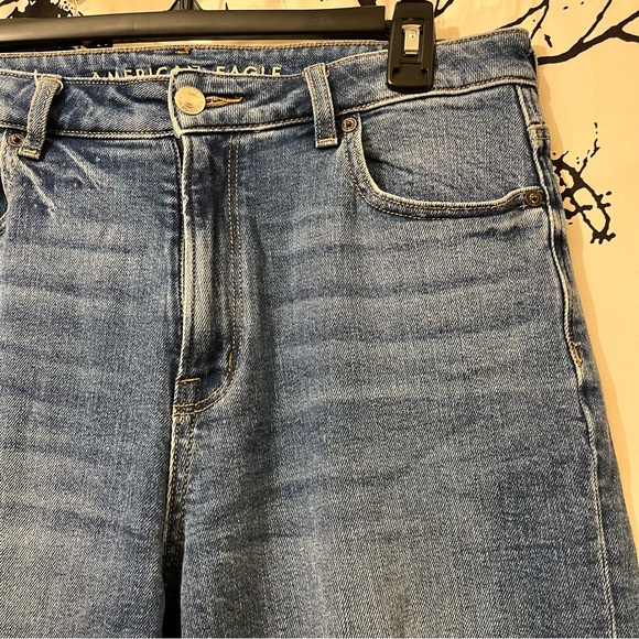 American Eagle Mom Jeans High Rise Straight Leg Medium Wash Denim Size 10 - Picture 7 of 13